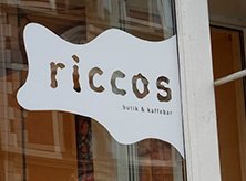 findaabningstider Riccos kaffebar